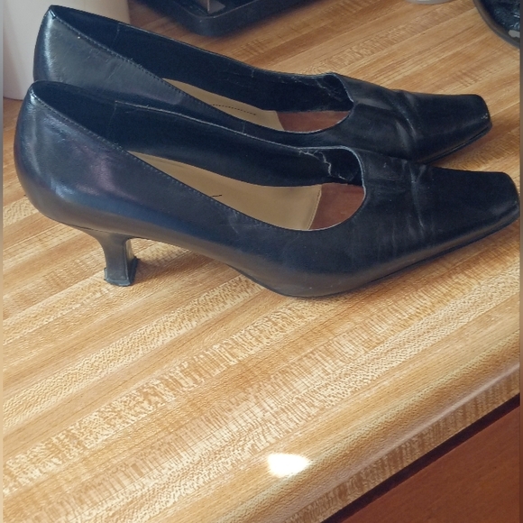 Liz Claiborne Classic Black Heels - Picture 2 of 5
